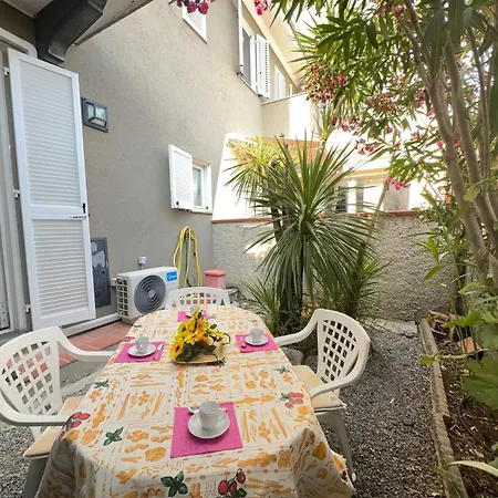 10' From The Beach, With Paid Swimming Pool Apartment *